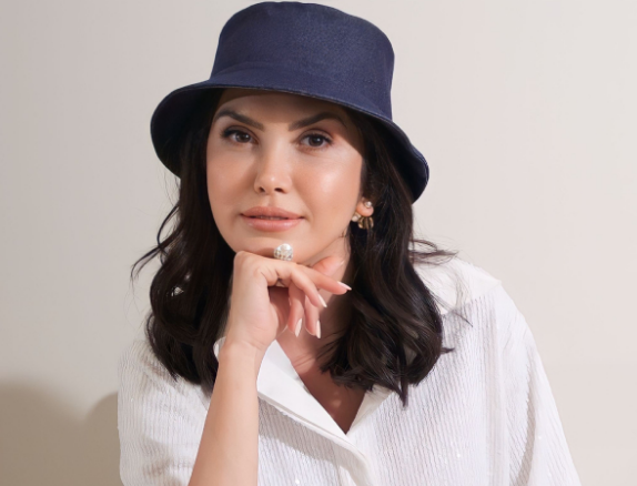 Nesrin Sanad S Svojimi Videzi Navdusila Na Filmskem Festivalu V Cannesu