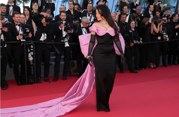 هيفاء وهبي بإطلالات زهرية (Haifa Wehbe Floral Looks)